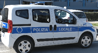 Fano - Video porno nel totem sul lungomare, vandalismo informatico nella notte